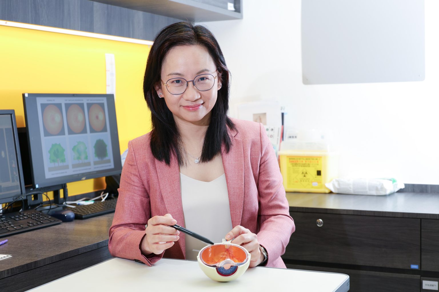 50歲後影像直線變曲線？中央視野有黑點？ 自我檢查有助早治療 避免釀成永久視力損害！